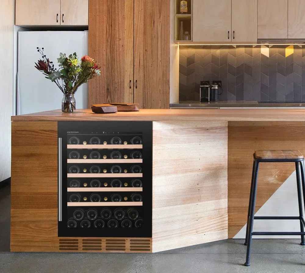 Vitrină de vin Dunavox încorporată într-un bar din lemn