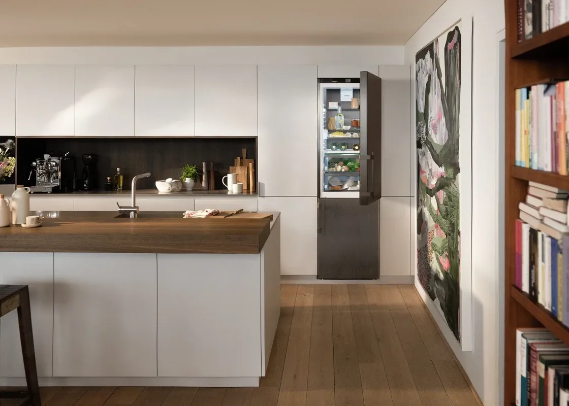 Bucătărie modernă cu combină frigorifică Liebherr încorporată în mobilier